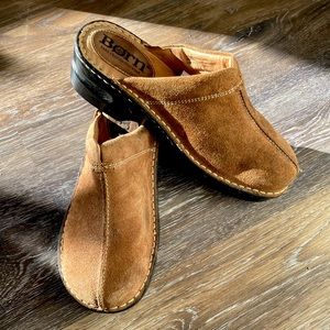 Born Size 7 brown suede leather mules! 🍄